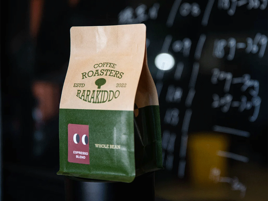 Why_Specialty_Coffee_Packaging_Matters_for_Roasters_1 Specialty coffee packaging with a kraft paper flat bottom coffee bag in a coffee shop setting